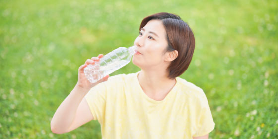 水を飲む女性