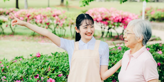 高齢者をサポートする女性